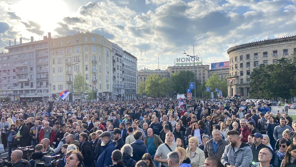 Сербия вчера. Массовые протесты. СМИ на митинге. Митинг в Сербии. Шествие сербов.