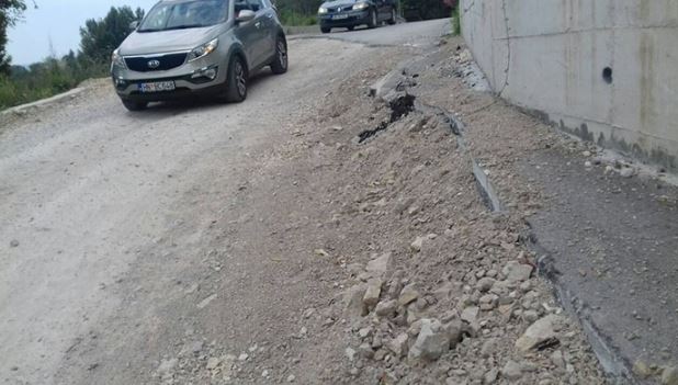 Na dionici puta Ratiševina-Mojdež počele da pucaju kuće