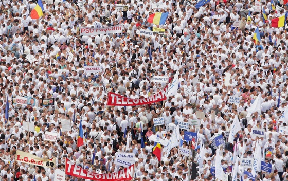 Demonstranti ušli u zgradu parlamenta u Bukureštu: „Gnijezdo lopova i mafijaša“