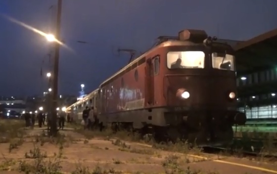 “A sad adio”: Ispraćen posljednji voz iz Beograda za Bar