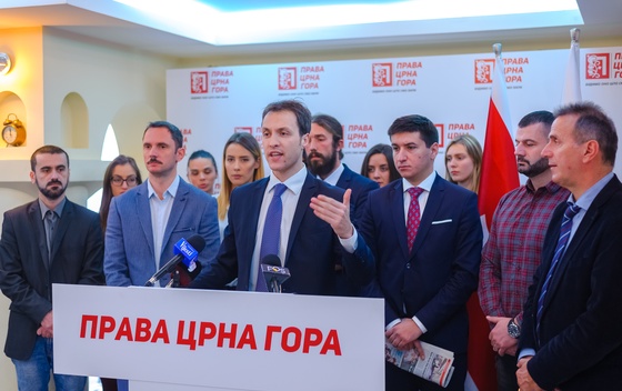 Prava Crna Gora: Djeca u školama moraju da mole za ćirilicu