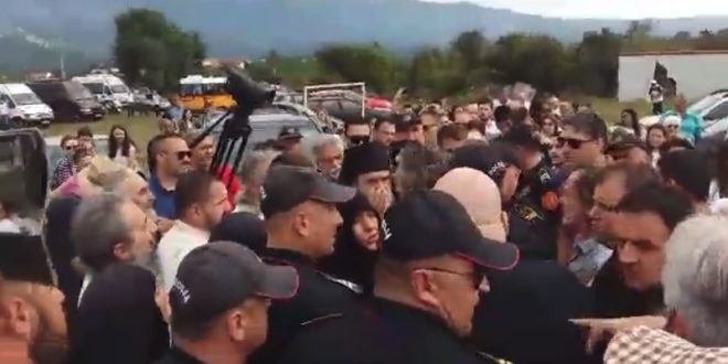 (VIDEO) U Ulcinju policija morala da štiti pravoslavno sveštenstvo: Albanci pokušali da zaustave mitropolita Amfilohija