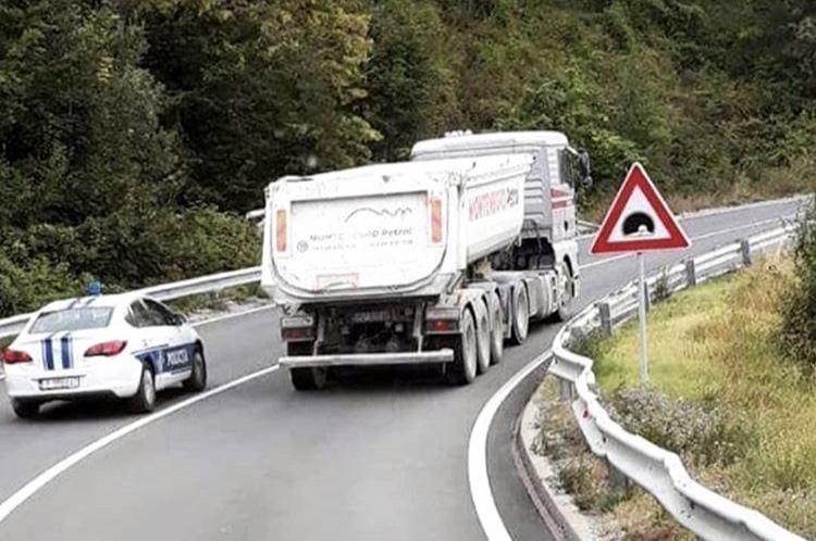 U Crnoj Gori zakoni nijesu za sve isti: Policijskim autom pretiču na punoj liniji!