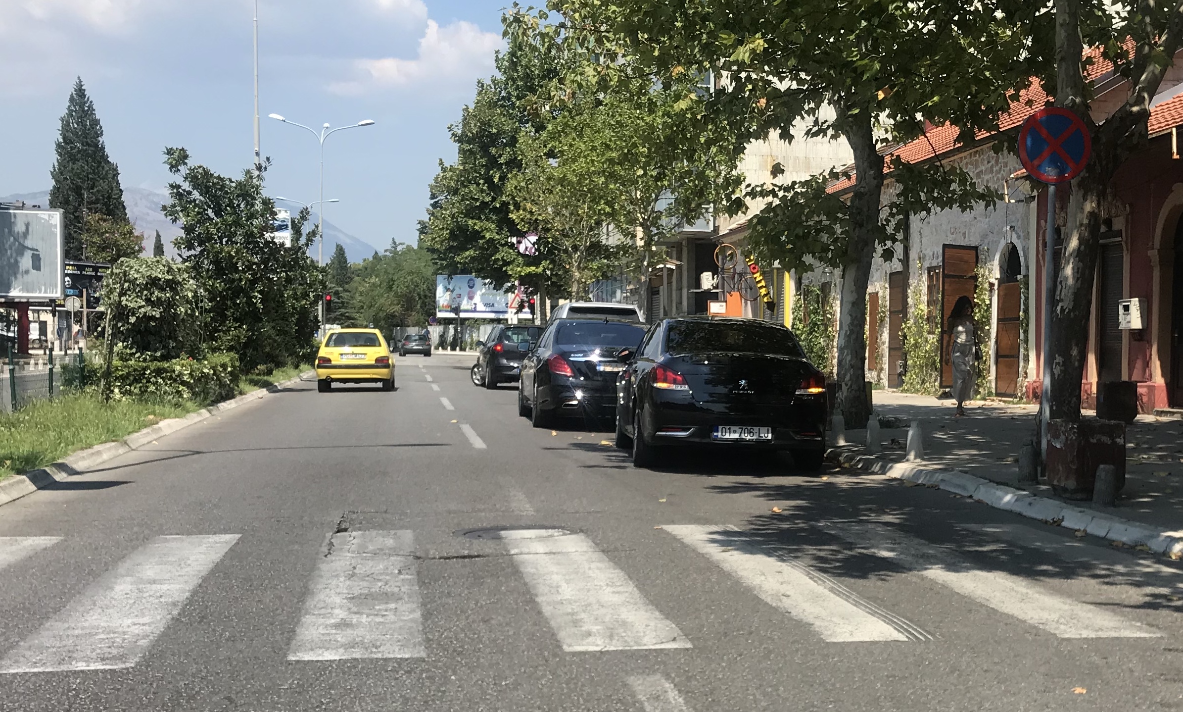 Vozila parkiraju gdje stignu: Diplomate tkz. države Kosova krše zakon i ne odgovaraju!