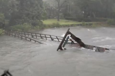 Središnji dio uragana prešao u Južnu Karolinu, petoro nastradalo