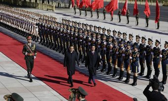 Japanskom premijeru priređen svečani doček u Pekingu