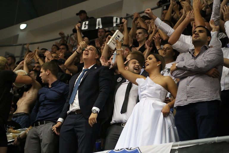 Sjajna fotka iz Bara: Sa svatovima na Partizan