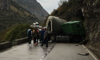 Na putu ka Kolašinu: Šleper udario u stijenu