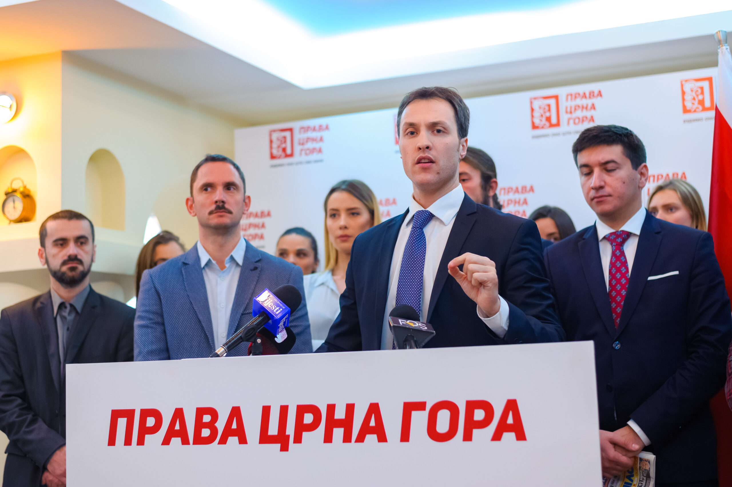 Kažnjavanje neustajanja na himnu neustavno i diskriminatorsko