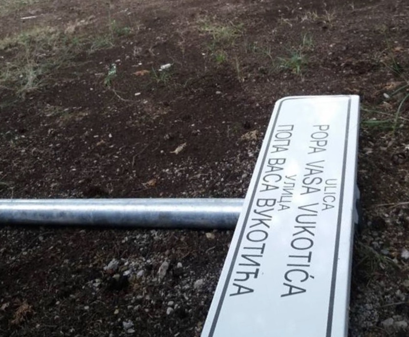Neofašizam: Tabla sa imenom Ulice Popa Vasa Vukotića bačena u dvorište crkve