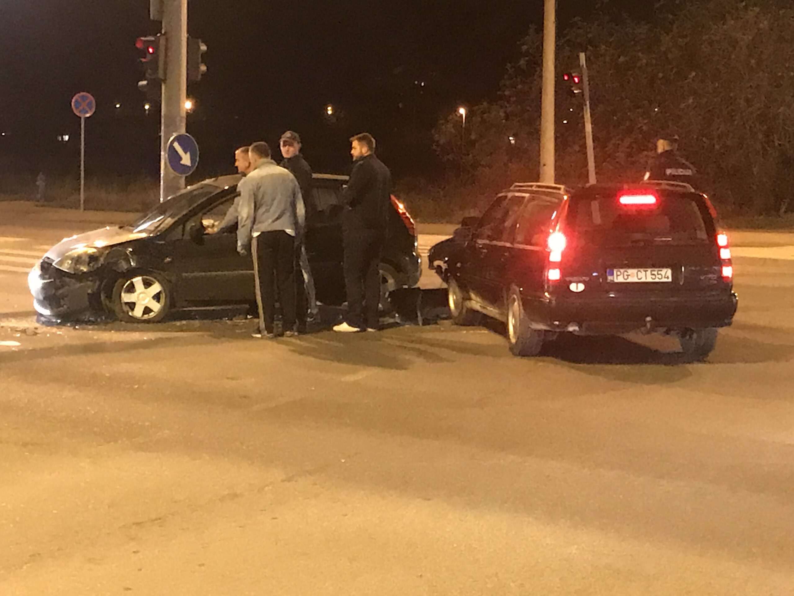 Udes na Zlatici: Vozila stradala, vozači bez povreda!