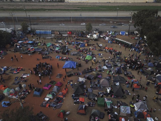 Granica SAD „na ivici“: Stigli migranti, dignuta vojska