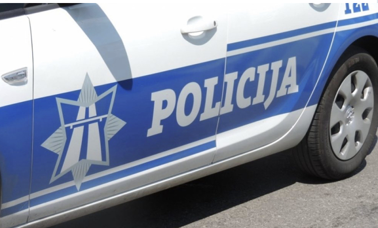 Nesvakidašnji udes kod Cetinja: Vozila udarila u konja!