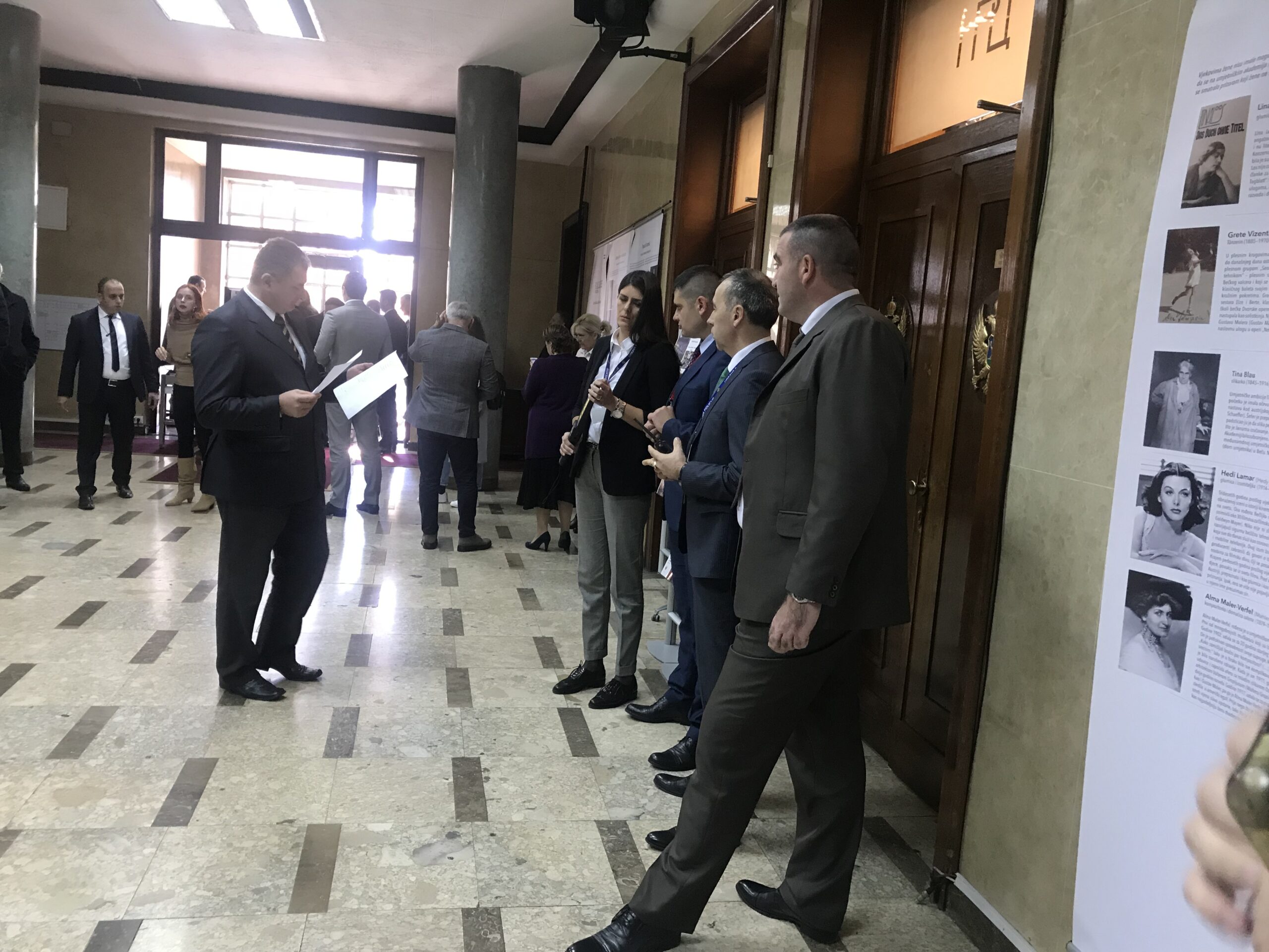 Opsadno stanje u Skupštini: Ni poslanicima DPS-a ne daju da uđu u plenarnu salu!