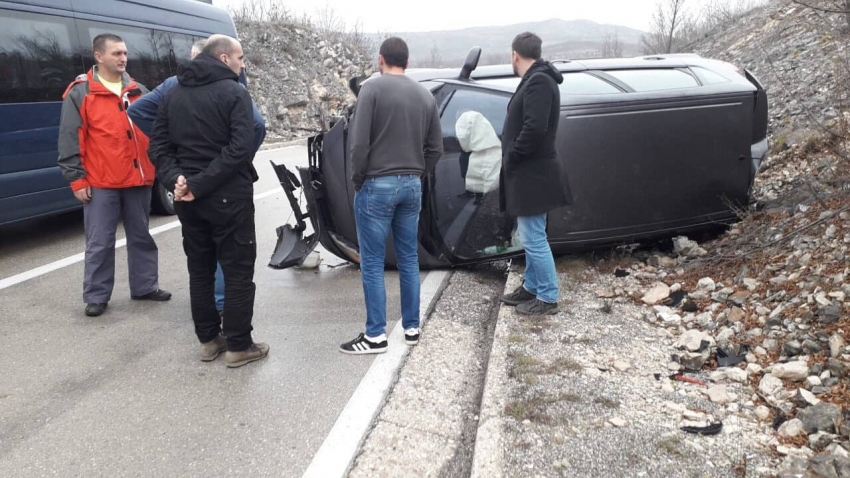 Put Nikšić-Vilusi: Udario u stijenu pa se prevrnuo