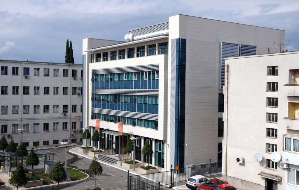 Uvodi se diktatura: Progoniće one koji ne ustaju na himnu