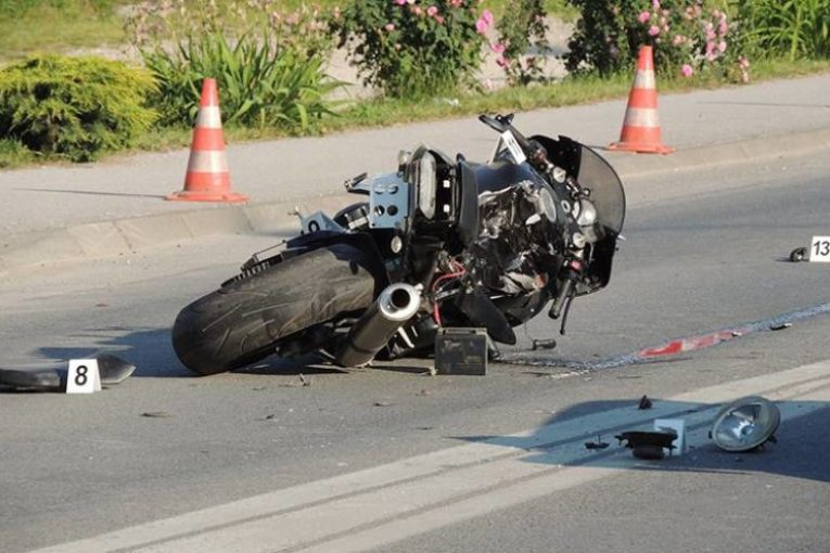 U Ulcinju: Poginuo mladić, motor udario u auto