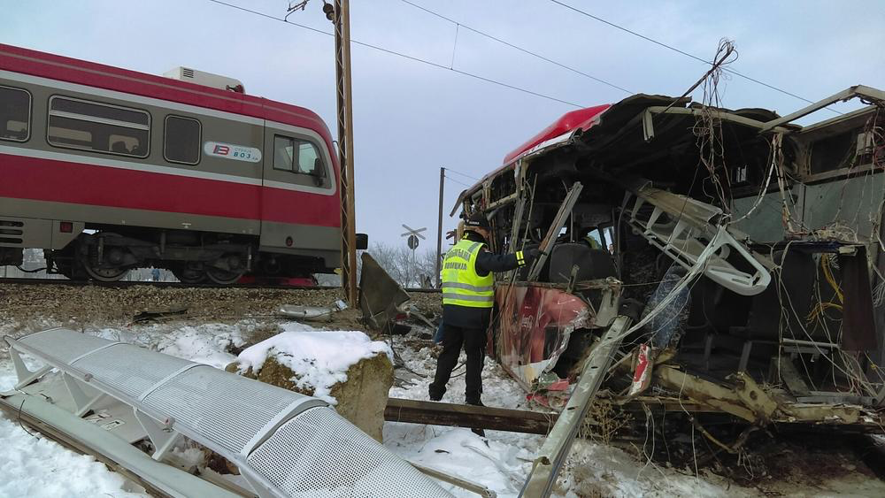 Užas kod Niša: Voz udario u autobus, među poginulima i djeca