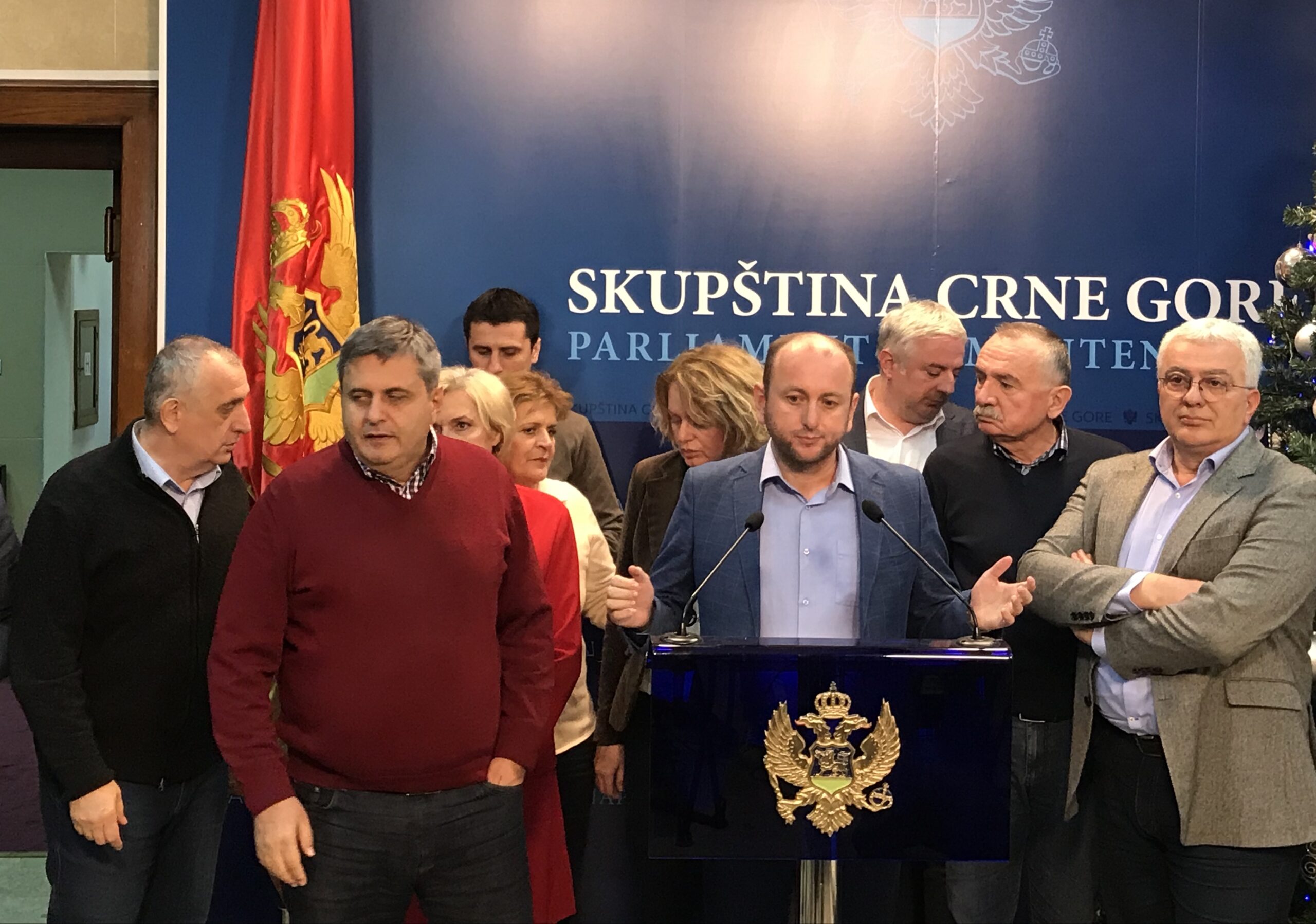 Knežević nakon odluke Ustavnog suda: Pozivamo opoziciju da svi izađemo sjutra veče na narodni protest ispred Skupštine!