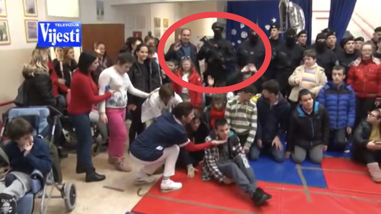 Propust ili neznanje: Maskirani pripadnik SAJ-a sa oružjem među djecom!