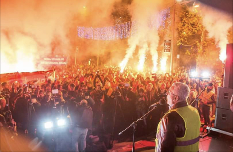 Andrija Mandić na protestu ispred Skupštine: Ako režim nastavi progon u srijedu veče ćemo zapaliti baklje slobode širom Crne Gore!