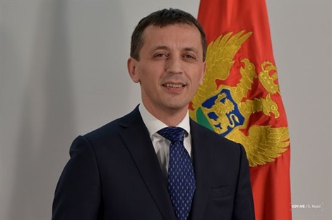 Bruka i sramota: Za majke nema para, a za vojna vozila troše 60 miliona evra!