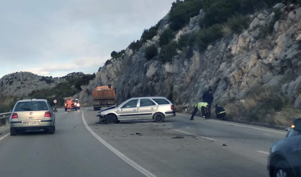 Udes kod Ulcinja: Izgubio kontrolu nad vozilom i zabio se u stijenu