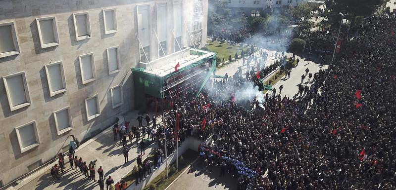 Sukob u Albaniji: Demonstranti pokušali da uđu u zgradu u kojoj živi Rama