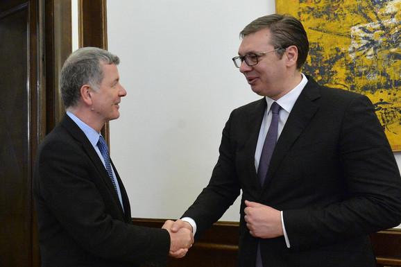 Vučić sa britanskim zvaničnikom: Prvo ukidanje taksi, pa dijalog