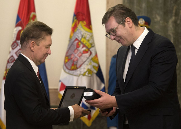 Vučić uručio odlikovanje šefu „Gasproma“