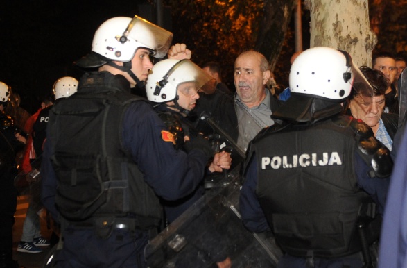 Uprava policije: Više okupljenih lica kamenicama gađalo policajce
