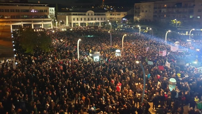 Novi protest u Podgorici: Građani opkoljavaju institucije