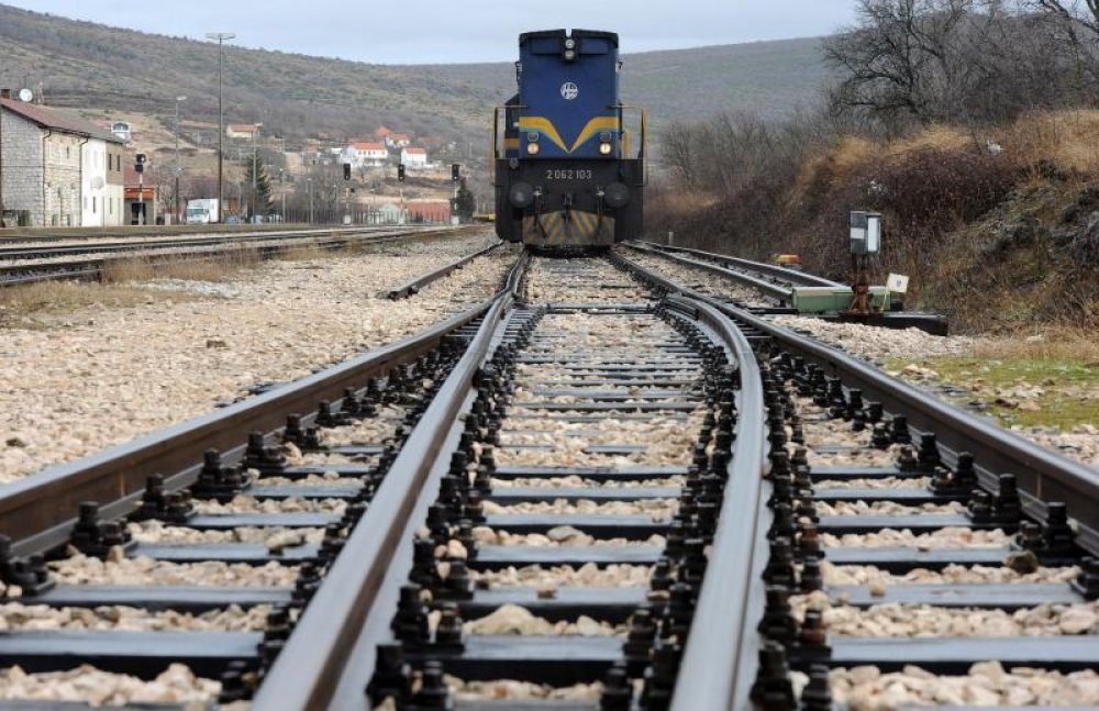 Muškarac stradao na pruzi u Tuzima