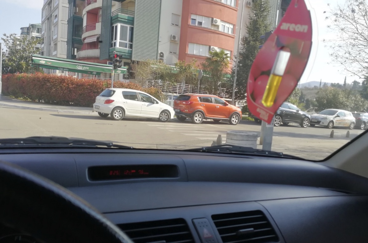 Problemi stanara u ulici Jola Piletića: Bahati vozači uzurpirali kolovoz i pješački prelaz!