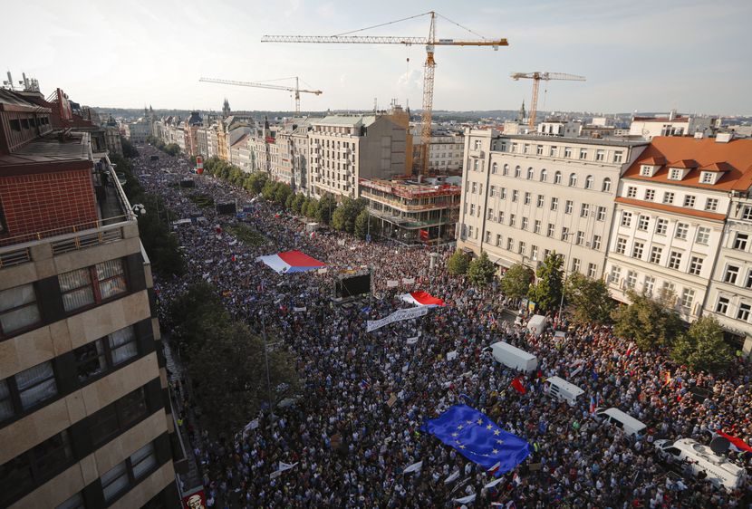 Protesti u Pragu: Okupilo se 120.000 ljudi, traže ostavku premijera