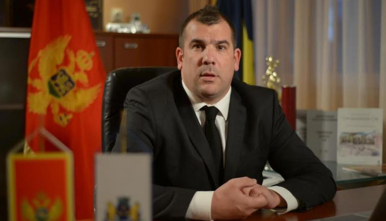 Igra gluvih telefona: Krapović “ne zna” da mu koalicioni partner ruši vlast za potrebe DPS-a