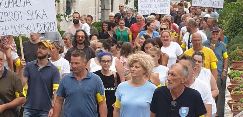 Protestna šetnja u Perastu: „Uguši nas miris elitnog turizma“
