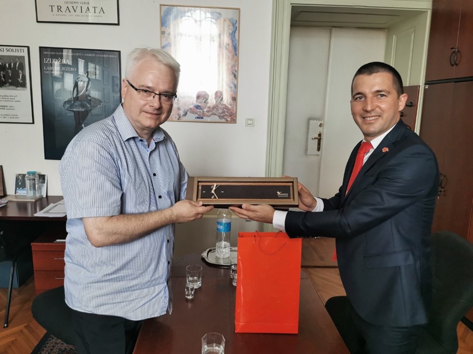 Skandalozno: Bečić se sreo sa bivšim hrvatskim predsjednikom koji veliča “Oluju”!