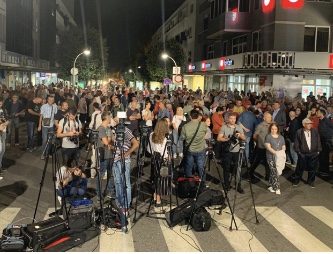 Održan protest “Odupri se”: Klanovi u vlasti se optužuju ko je više ukrao