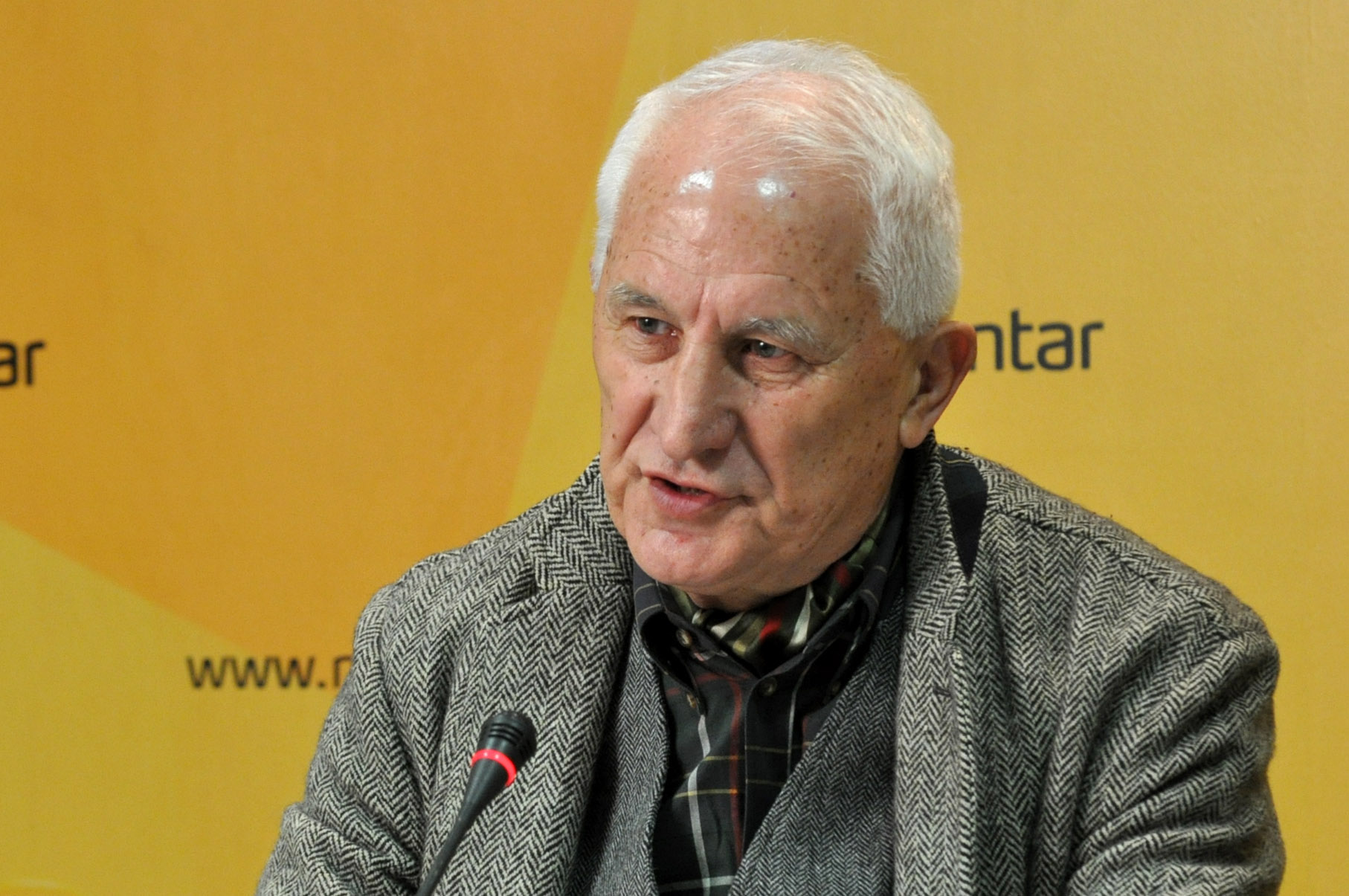 Bećković: Montenegro ima 13 godina, maloljetan je i ne odgovara za svoje postupke!