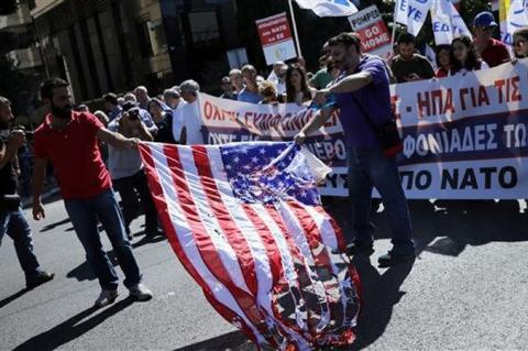 “Pompeo idi kući“ – Grci palili američku zastavu