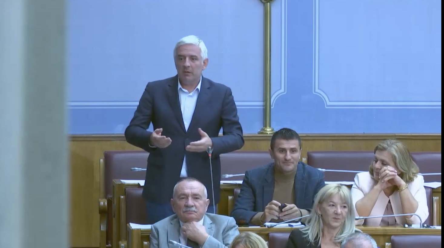 Incident u Skupštini, prekinuta sjednica: “Korumpirane kreature iz Tužilaštva hoće da hapse DF, pružićemo otpor”! (VIDEO)