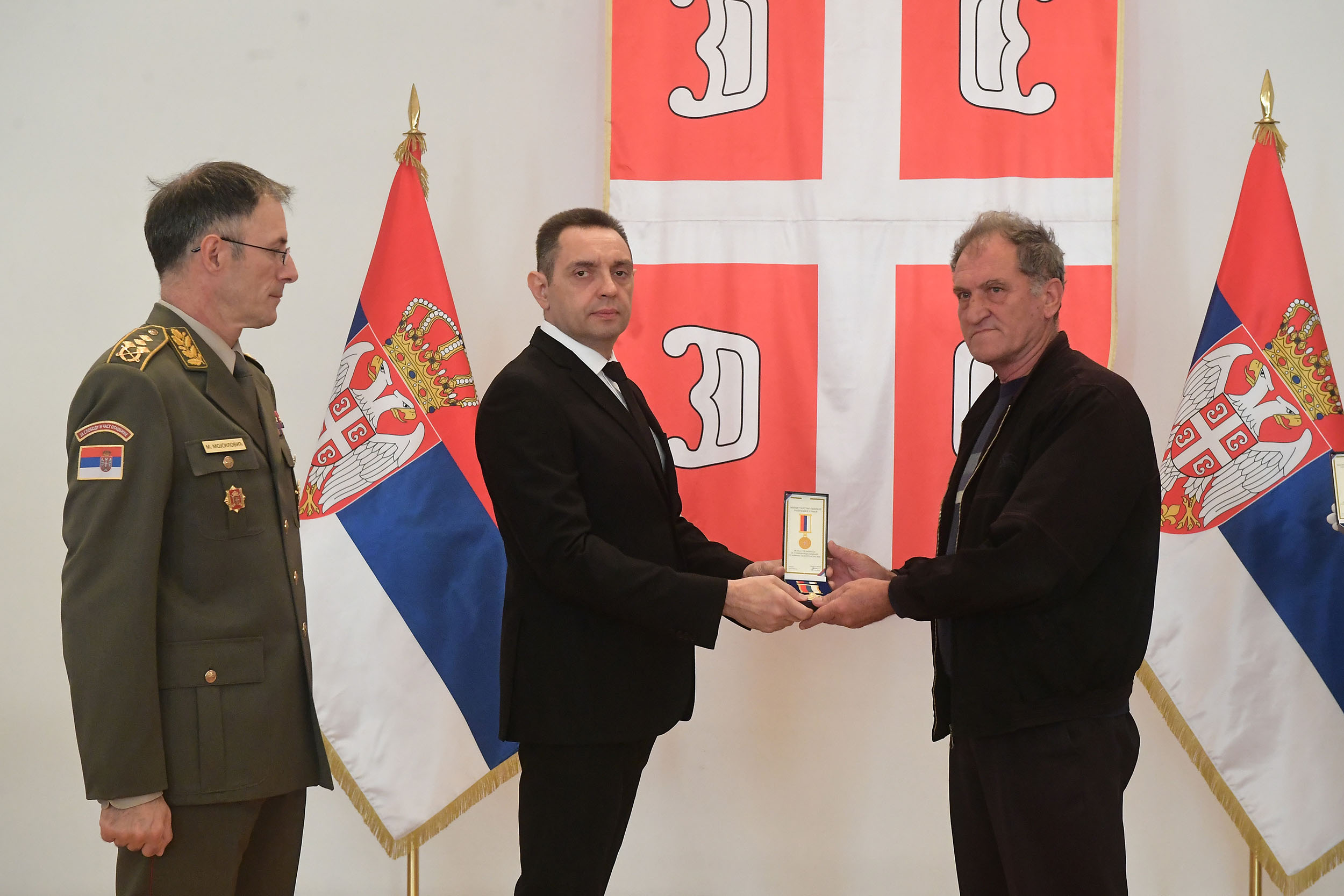 Braća ne zaboravljaju svoju braću: Srbija uručila vojne spomenice porodicama pogunulih iz Crne Gore u NATO zločinima!