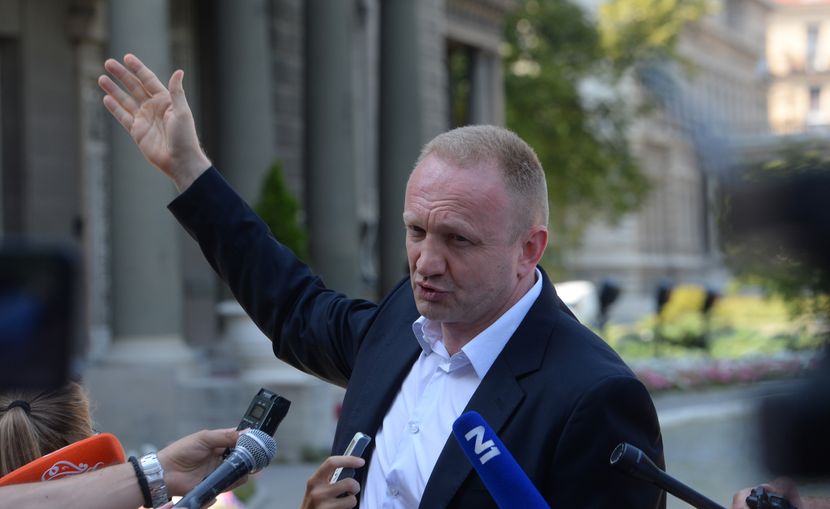 Borba objavila istinu: Đilas posle našeg snimka priznao da je njegov član palio knjigu u Beogradu