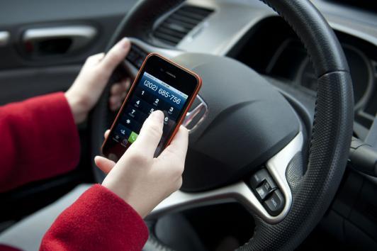 Apel policije: Za 24 sata 428 vozača uhvaćeno da razgovaraju telefonom tokom vožnje!