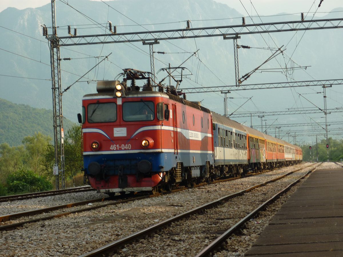 Maloljetnici kamenovali voz
