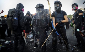 Demonstranti strijelama i saksijama na policiju u Hongkongu