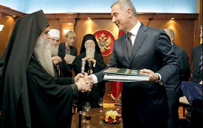 Mitropolit Amfilohije: Nadam se da Milo neće dozvoliti sebi da izgubi obraz udarajući na Crkvu!