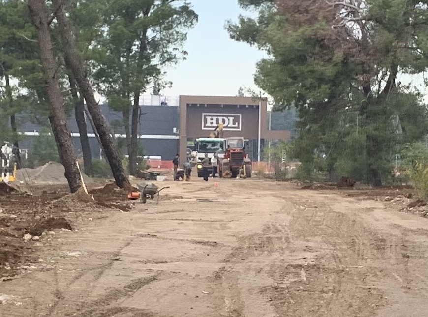Skandal na Zlatici: Režim omogućio tajkunskoj firmi da prekopa park da naprave put za svoj prodajni objekat! (FOTO)