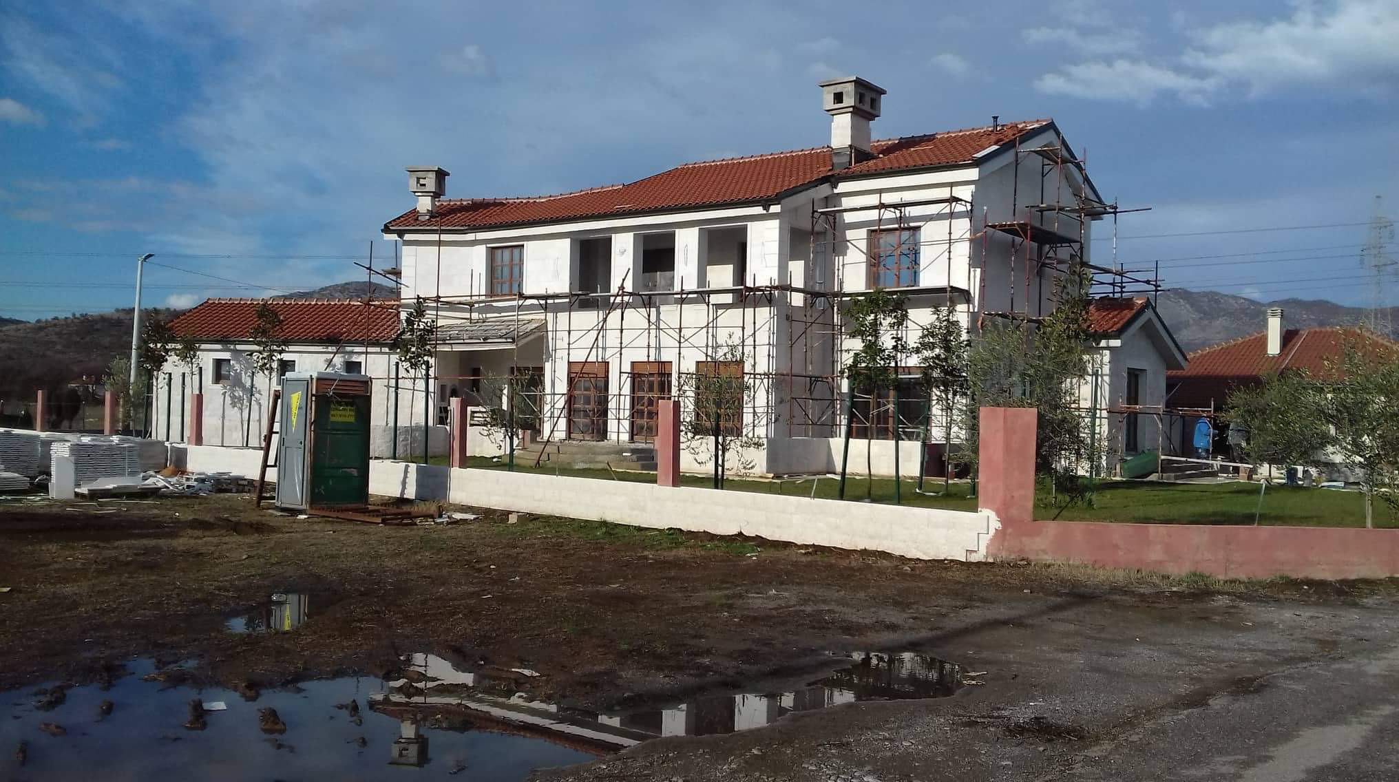Skandal: Rukovodilac “Vektre Montenegro” gradi vilu vrijednu stotine hiljada evra, dok mu radnici gladuju!(FOTO)